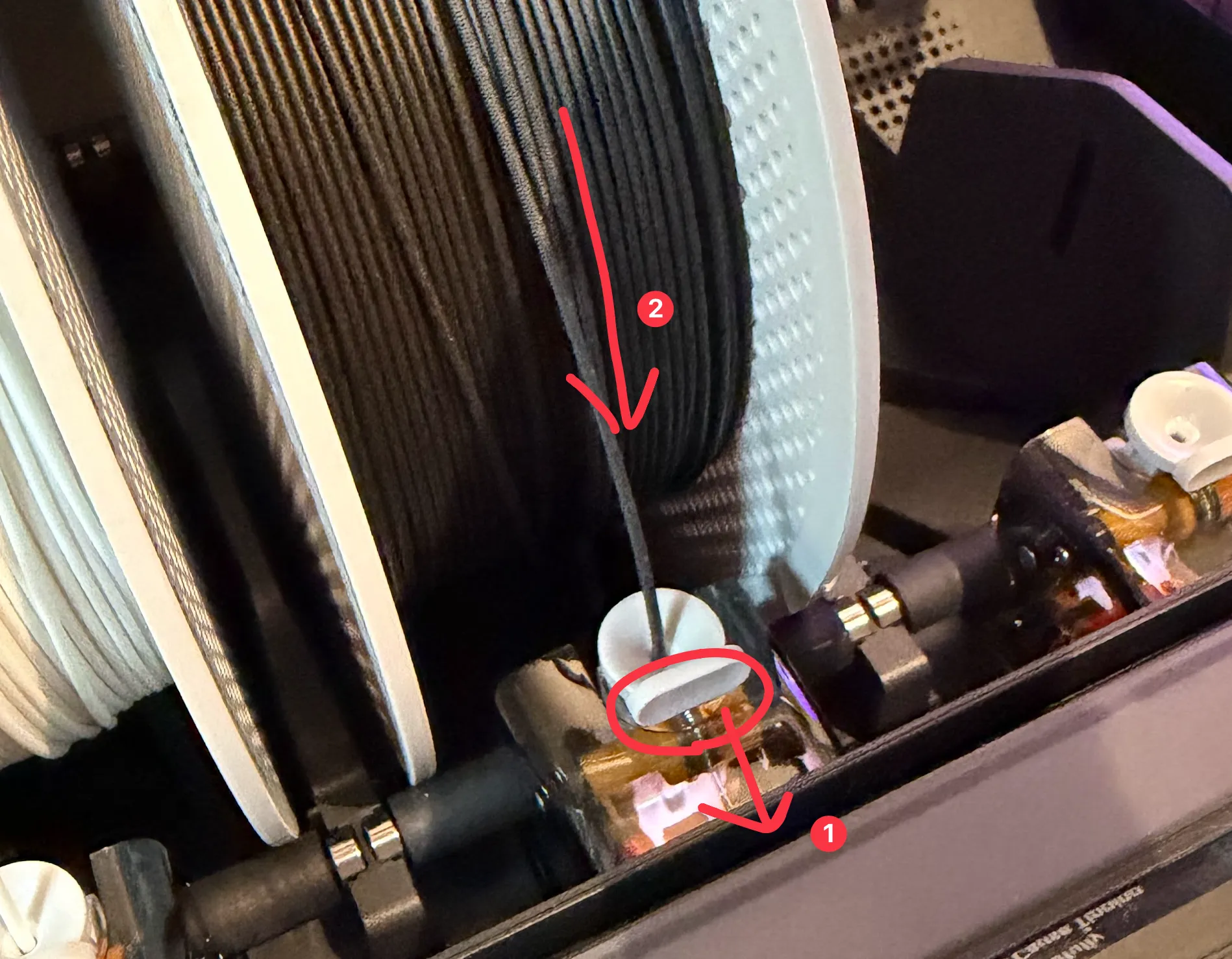 タブを手前にひっぱってフィラメントが止まるまで差し込みます